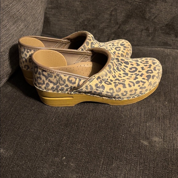 Leopard Print Clogs - Picture 3 of 5